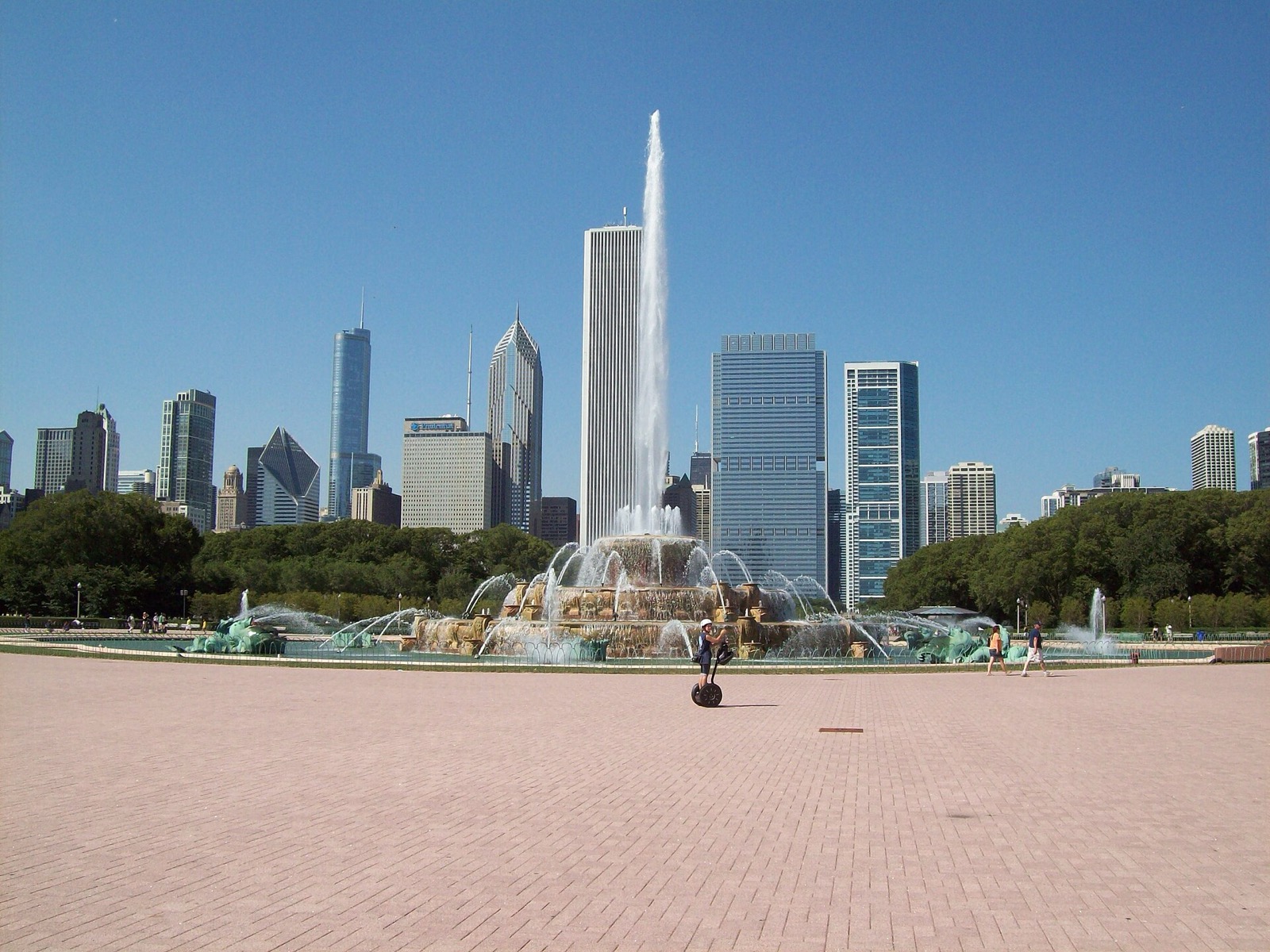 Buckingham Fountain with its central jet and the Chicago skyline behind