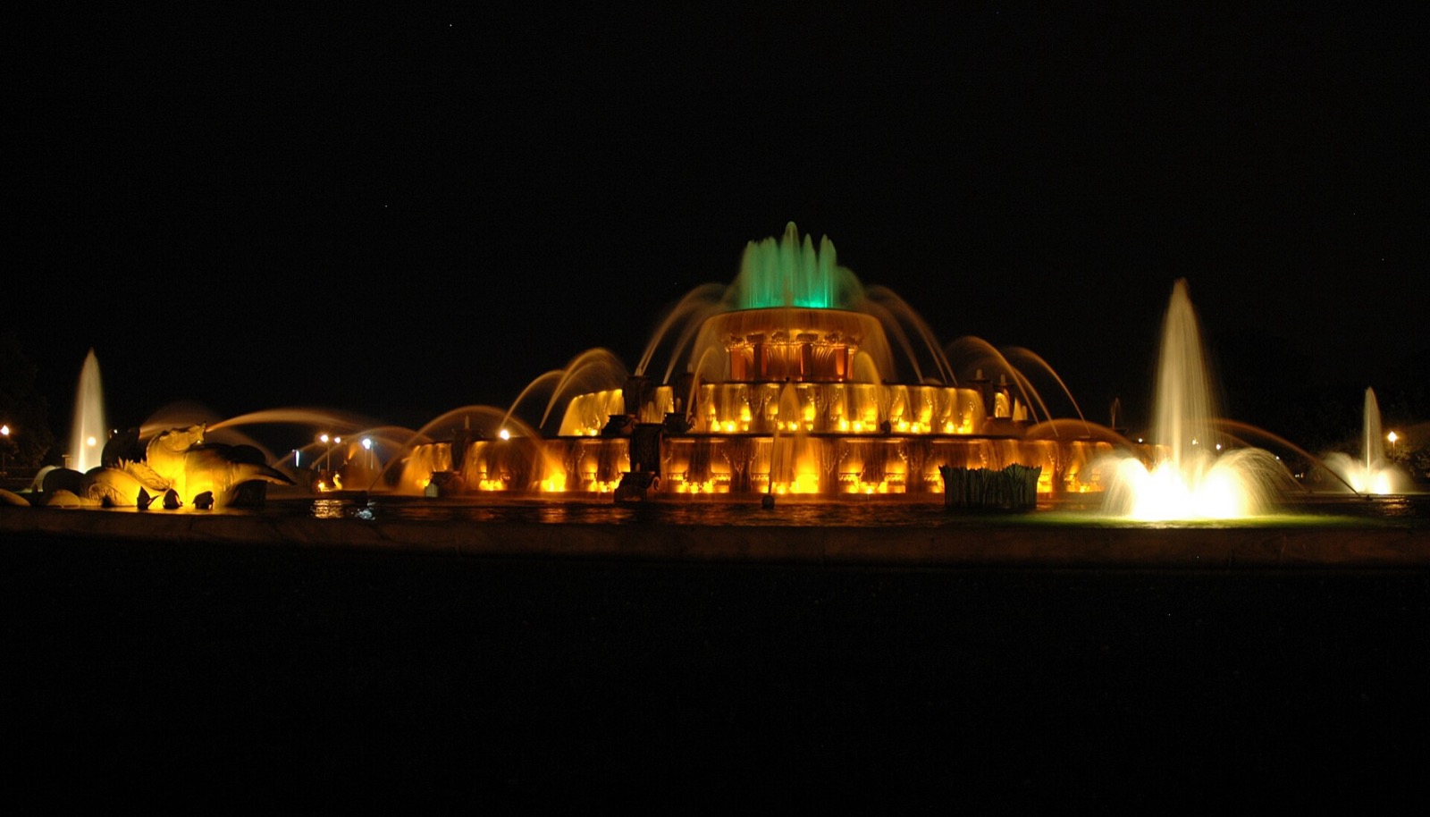 Buckingham Fountain in Grant Park lit at night