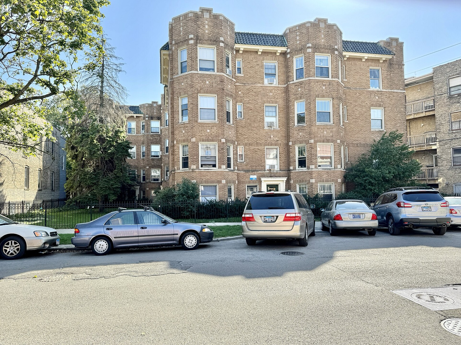 A residential block of Eastwood Avenue in Lincoln Square, Chicago