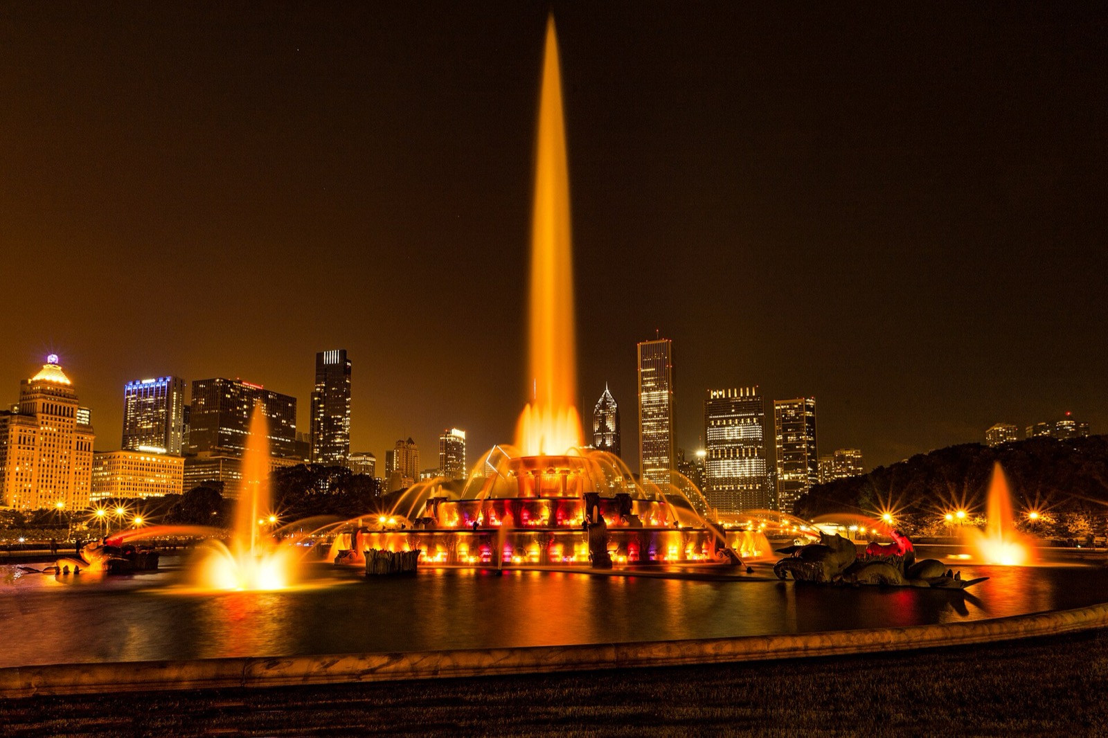 Buckingham Fountain lit at night in Grant Park, Chicago