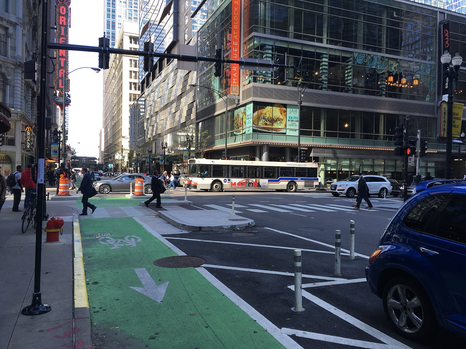 A protected bike lane with corner islands at a Chicago intersection